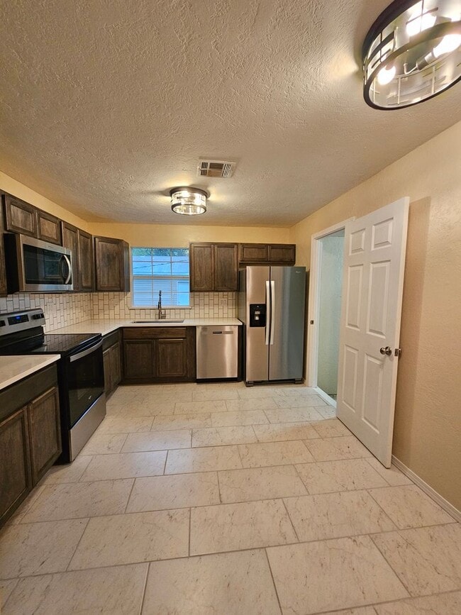 Building Photo - (4) Bed/(2) Bath Close to Campus! Avail Ea...