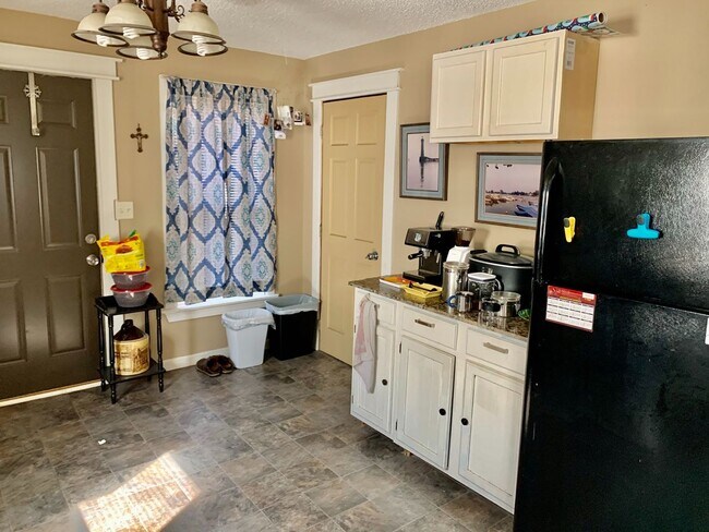 Building Photo - House for Lease Near Downtown Sioux Falls