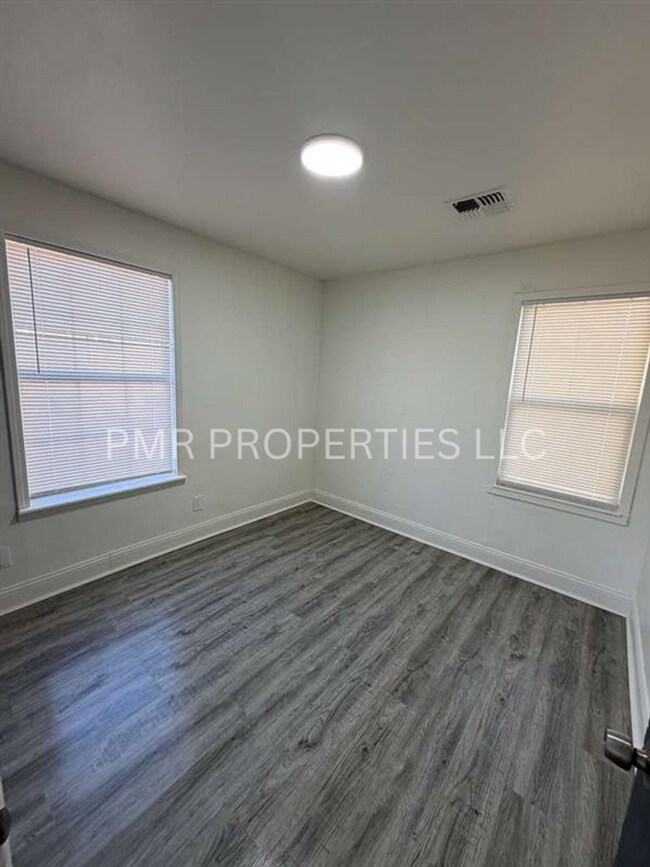 Building Photo - 2Bedroom/1Bathroom-House