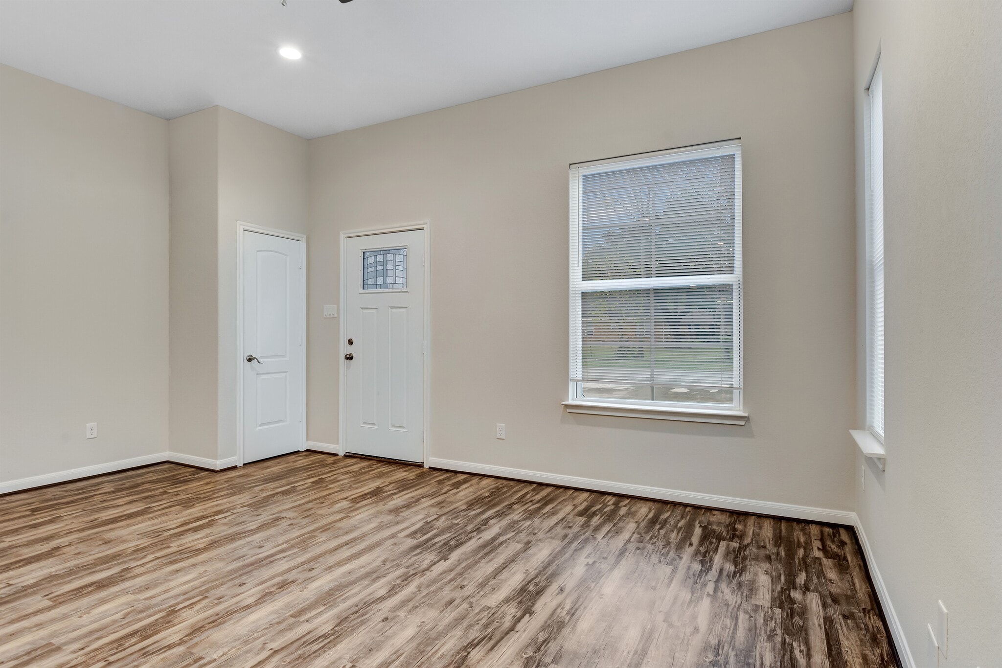 Building Photo - 21 Latham