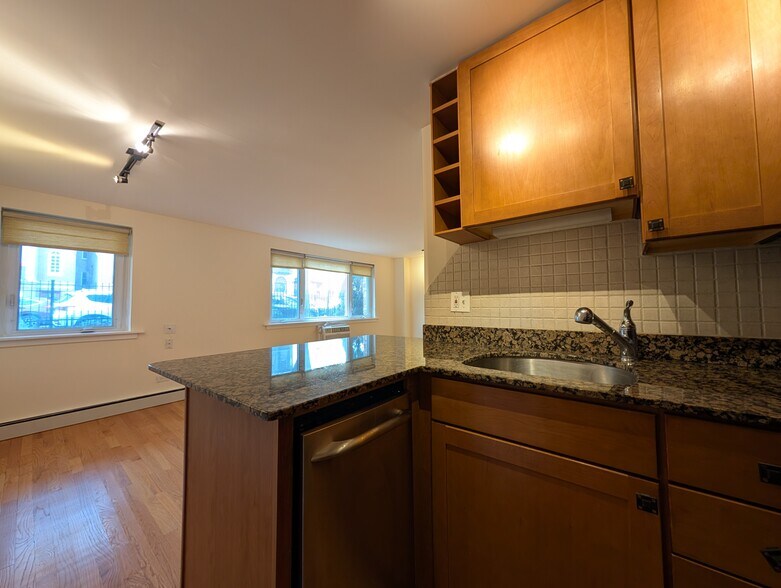 Building Photo - 630 W Wrightwood Ave