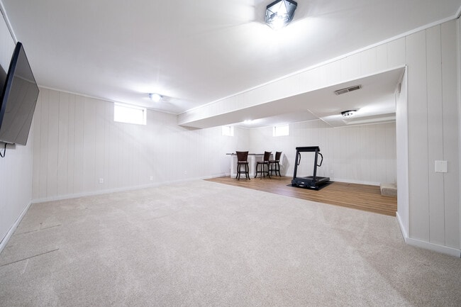 Building Photo - 1410 Juneau Ln N