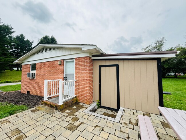 Building Photo - 922 Country Acres Rd