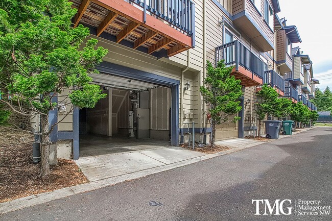 Building Photo - Gorgeous 4-bedroom Townhome with garage and washer / dryer in unit.