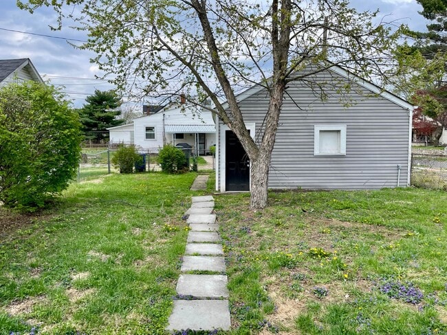 Building Photo - 747 Malvern Ave