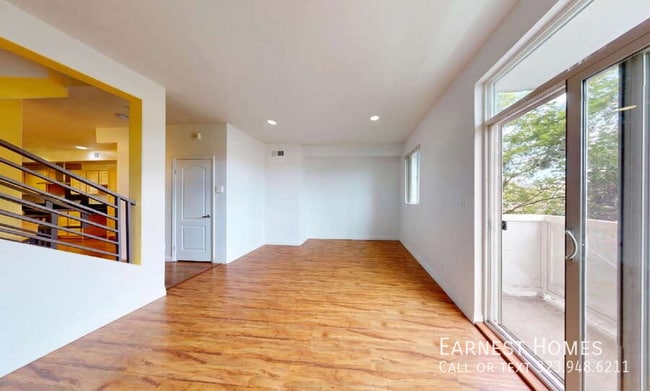 Building Photo - 11622 Oxnard St