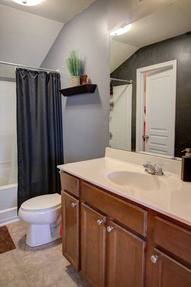 Building Photo - Beautiful 3 Floor Townhouse in Durham's Stratford Lakes Neighborhood!
