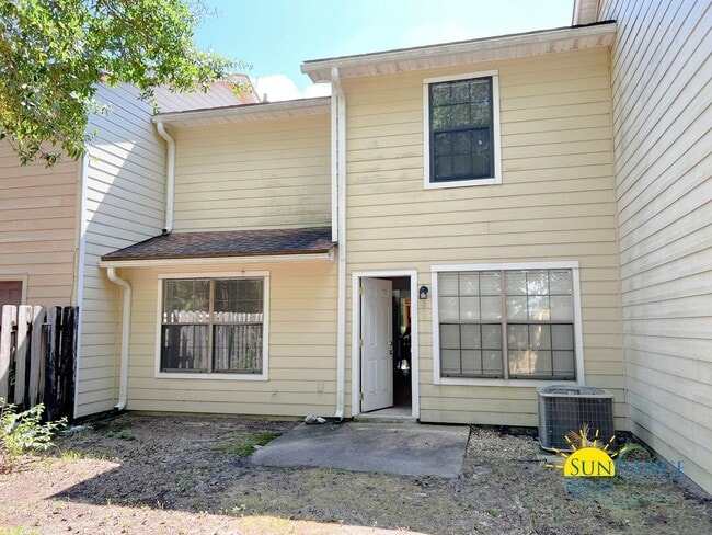 Building Photo - Move-in ready 2 Story Townhouse in Crestview!