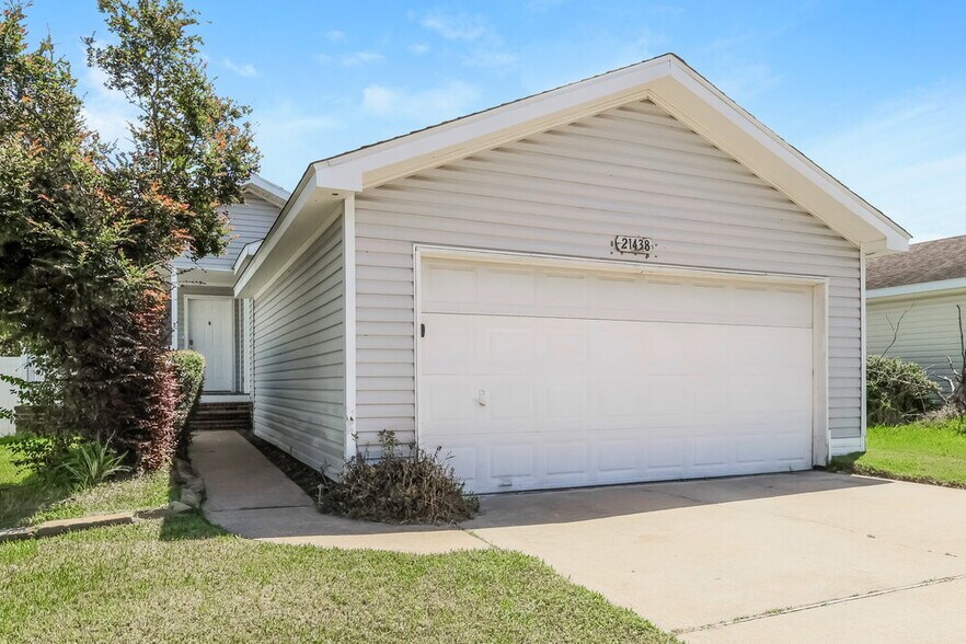 Primary Photo - 21438 Cherry Canyon Ln
