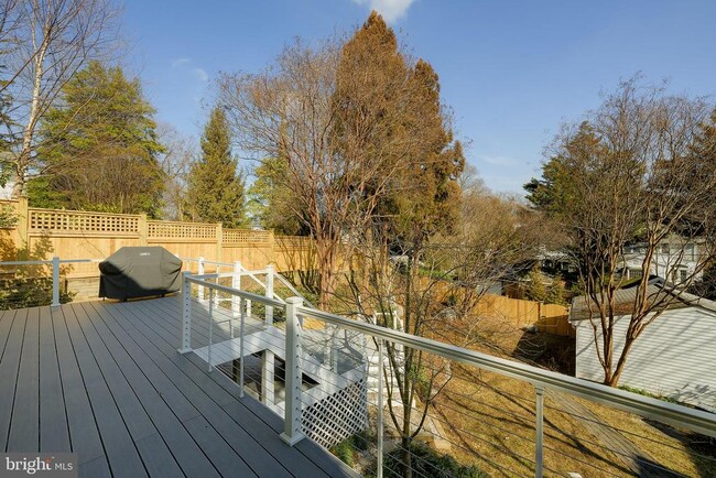 Building Photo - 5717 Chevy Chase Pkwy NW