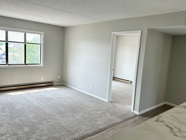 Building Photo - 2 Bedroom Downtown Condo - Available May 1st