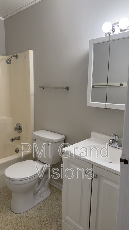 Primary Photo - 24 W Buchanan Ave