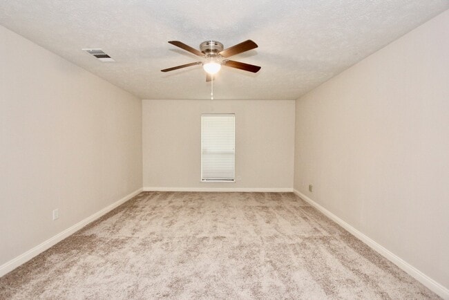 Building Photo - 3015 Green Fields Dr