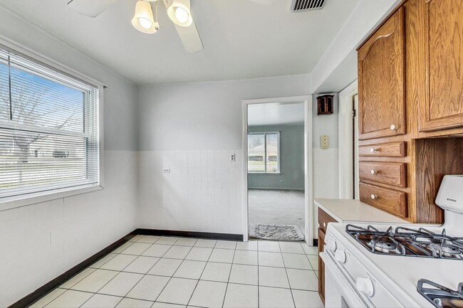 Building Photo - 733 E Rockland Rd