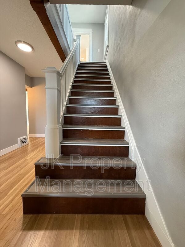 Building Photo - 913 5th Ave N