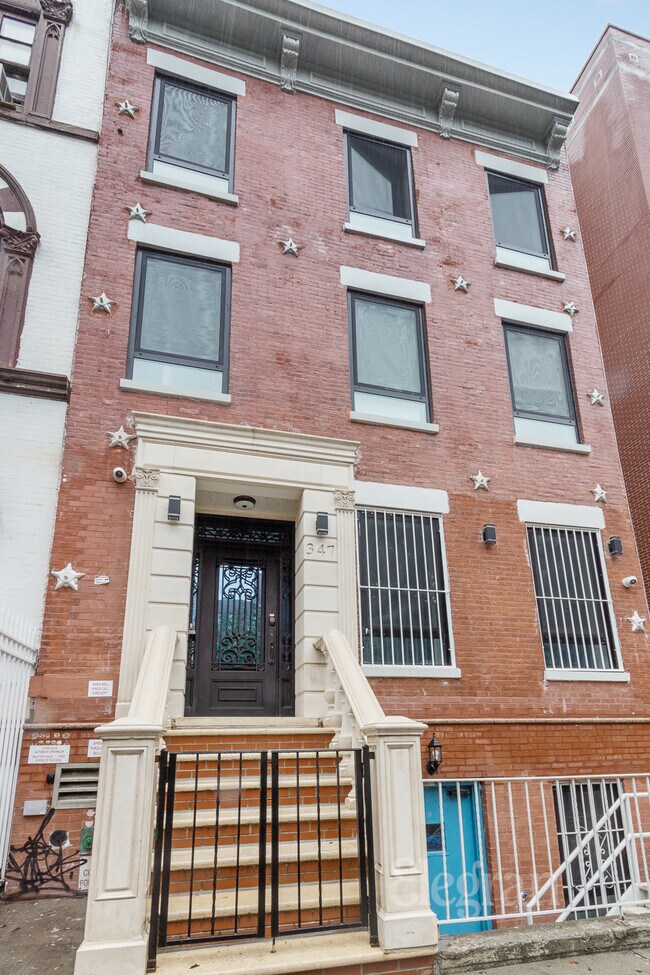 Building Photo - 347 E 4th St