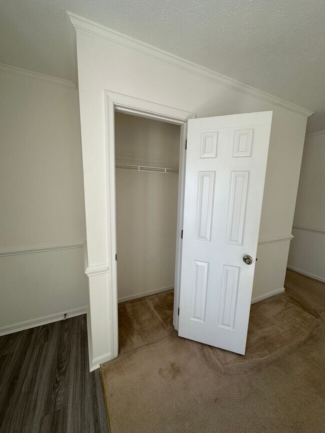 Building Photo - Located in Close Proximity to City Center.