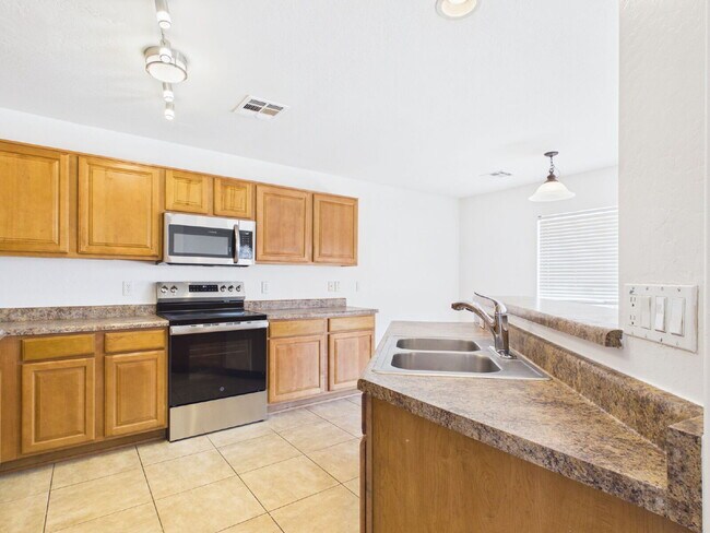 Building Photo - Spacious Heartland Ranch Beauty