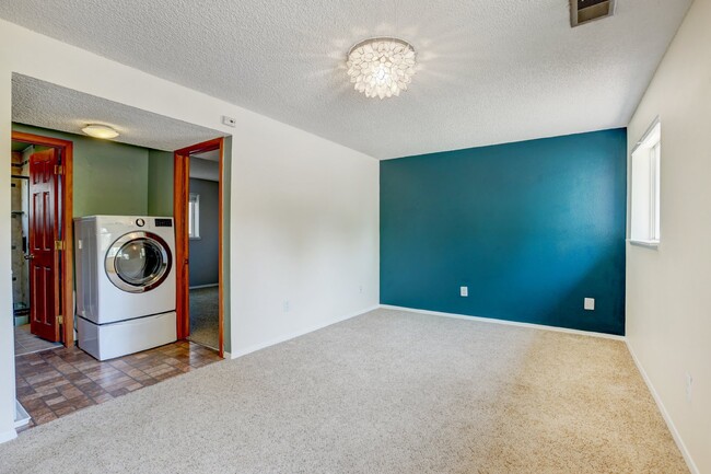 Building Photo - $3,200.00 - 3 Bedrooms, 2 Bathrooms, Singl...