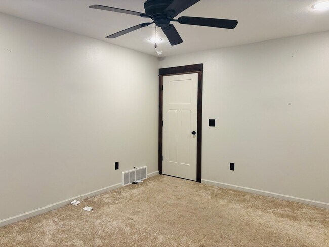 Building Photo - 4 bedroom 3 bath home