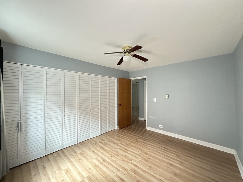 Building Photo - 3825 N Pine Grove Ave