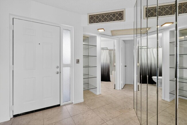 Building Photo - 5475 Verona Dr