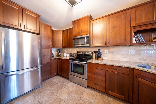 Building Photo - 2626 N Vincent Ave