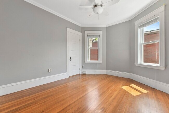 Building Photo - 257 E Cottage St