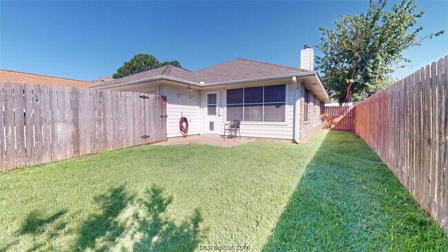 Building Photo - 810 Camellia Ct