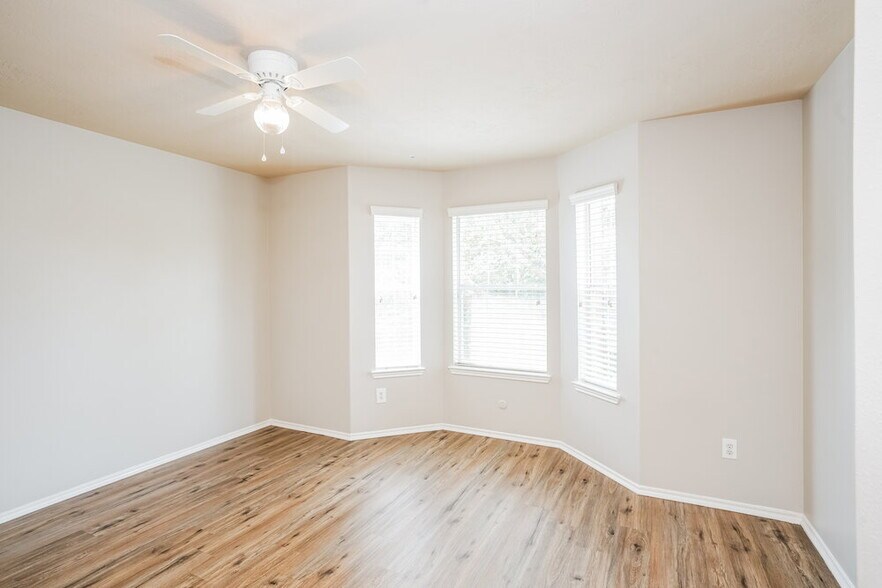 Building Photo - 2527 Floral Bloom Way