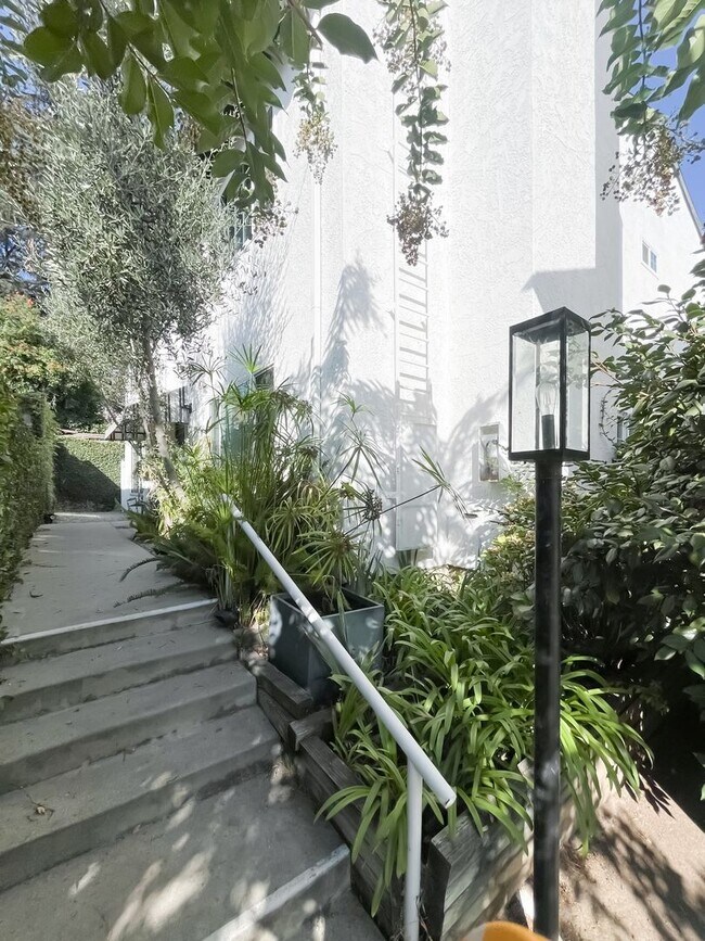 Building Photo - Breathtaking 2-Bedroom Townhome with 2-Car...