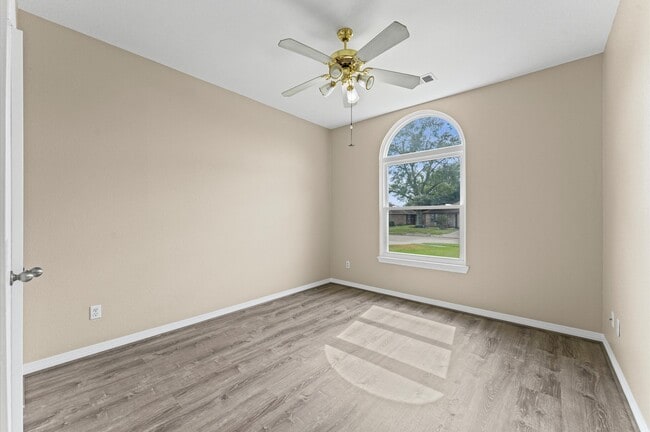 Building Photo - 6219 Springhaven Dr