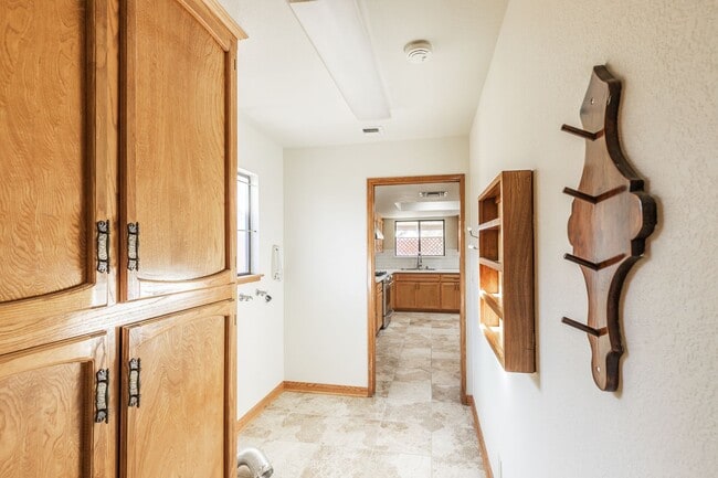 Building Photo - 3 bed, 2 bath home AVAILABLE NOW FOR RENT! $1,800/month.