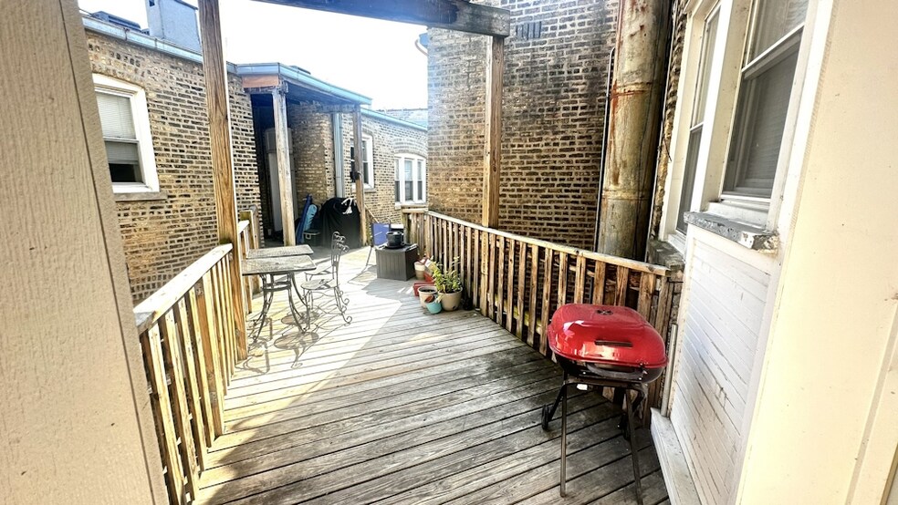 Building Photo - 1159 W Lunt Ave