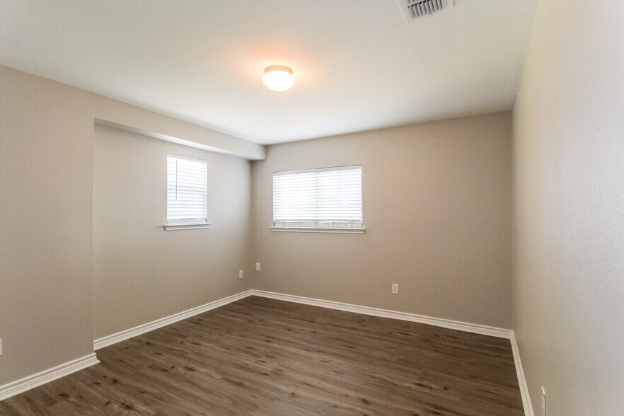 Building Photo - 310 Quail Run Rd