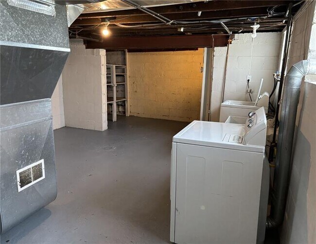 Building Photo - 931 Hilltop St
