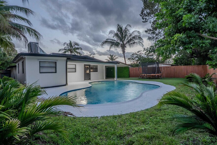 Building Photo - 7531 Simms St