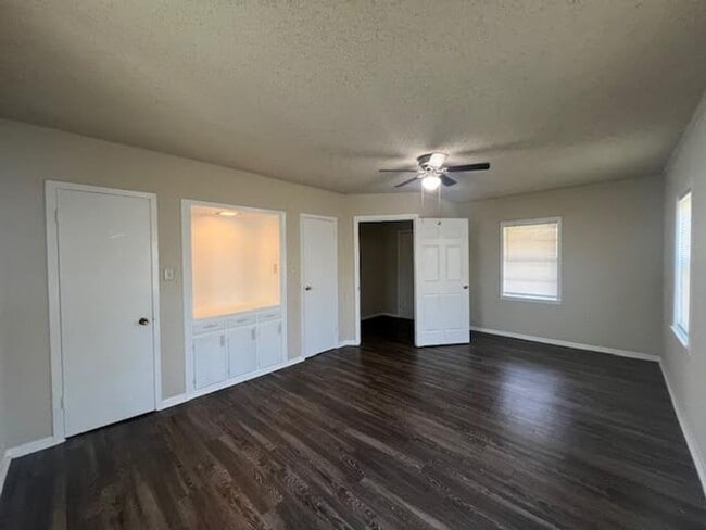 Building Photo - 305 E Stegall Dr