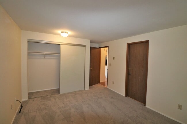 Building Photo - 2 Bedroom 1 Bathroom w/ Deck and Parking!