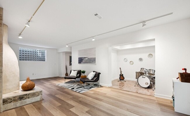 Building Photo - Elegant Chevy Chase Cul-de-Sac Home with Spacious Layout!