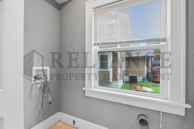 Building Photo - 332 N Rutan St