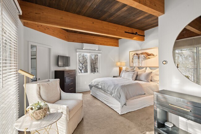 Building Photo - 164 Eastwood Rd