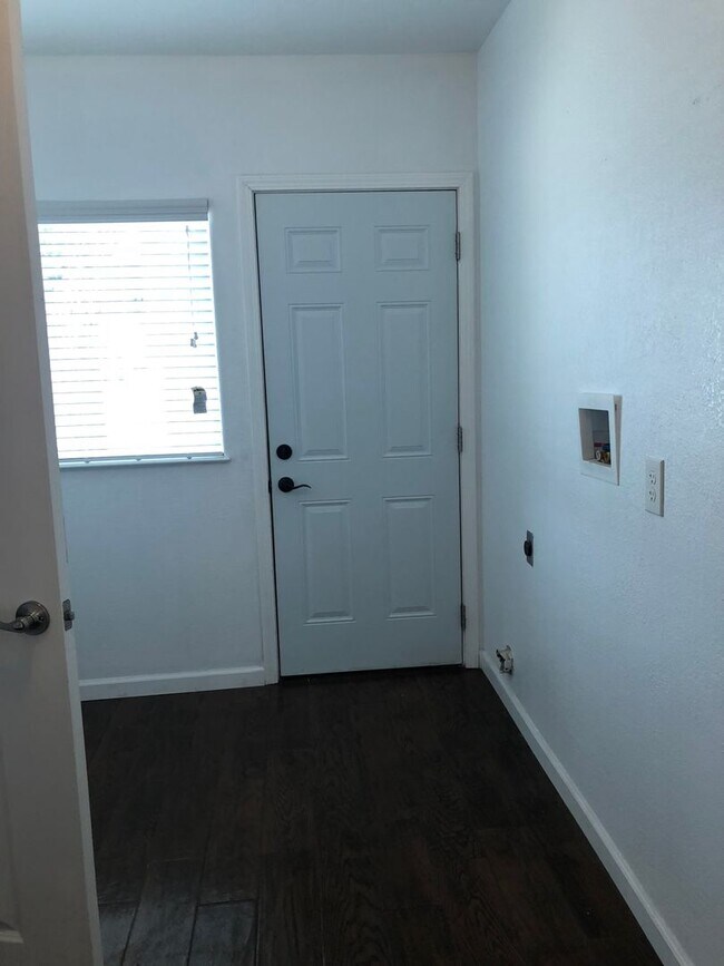 Building Photo - Charming 1 Bedroom Home With Yard