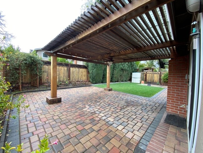 Building Photo - Well maintained 3 bed 2 bath home in Thousand Oaks neighborhood available!