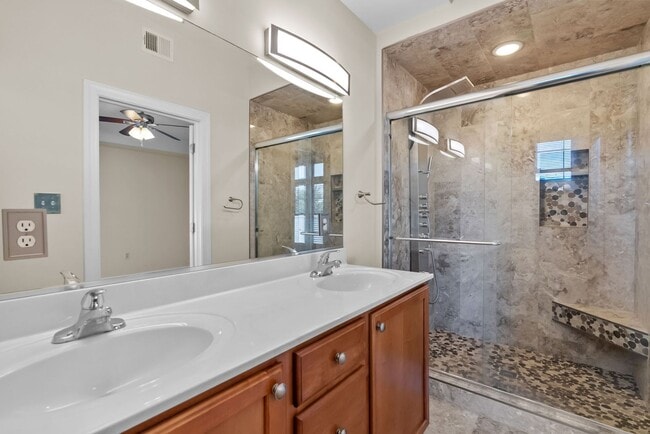 Building Photo - Norfolk Condo!