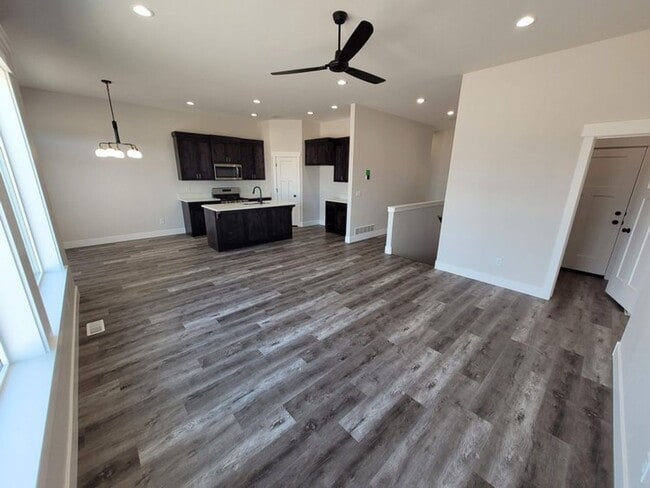 Building Photo - **LEASE TAKEOVER** PLEASE CONTACT CURRENT TENANT: LISA @ (208) 569-2040 CURRENT TENANT WILLING TO...