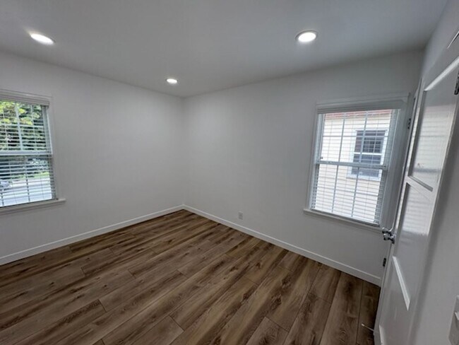 Interior Photo - 1802 Ocean Park Blvd