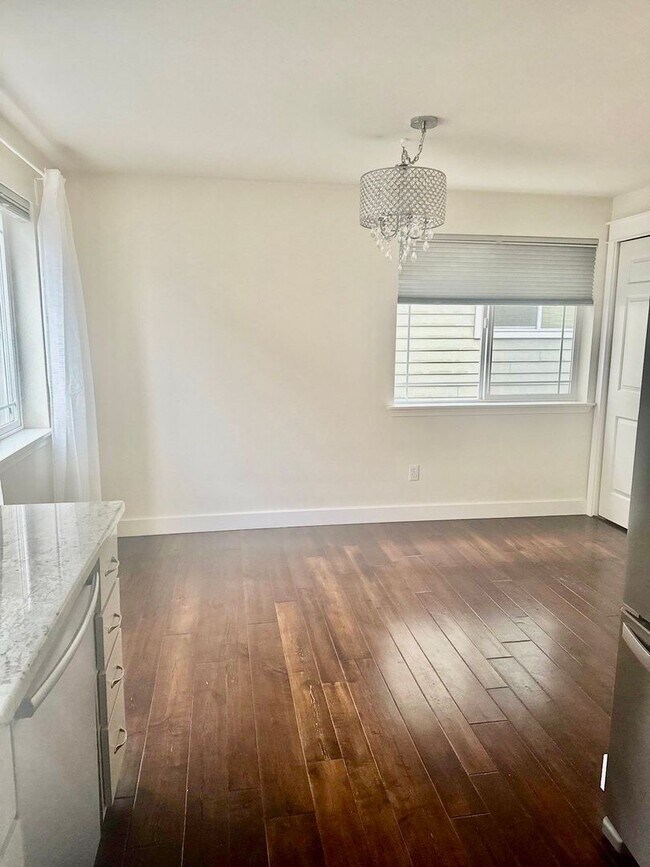 Building Photo - Spacious 2-Bed Townhouse in Seattle’s Greenwood / Phinney Area