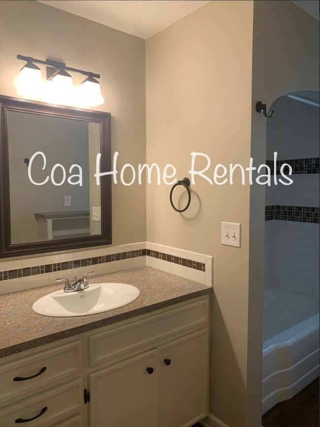 Building Photo - Remodeled East Side Home