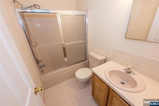 Building Photo - 63 Hickory Way